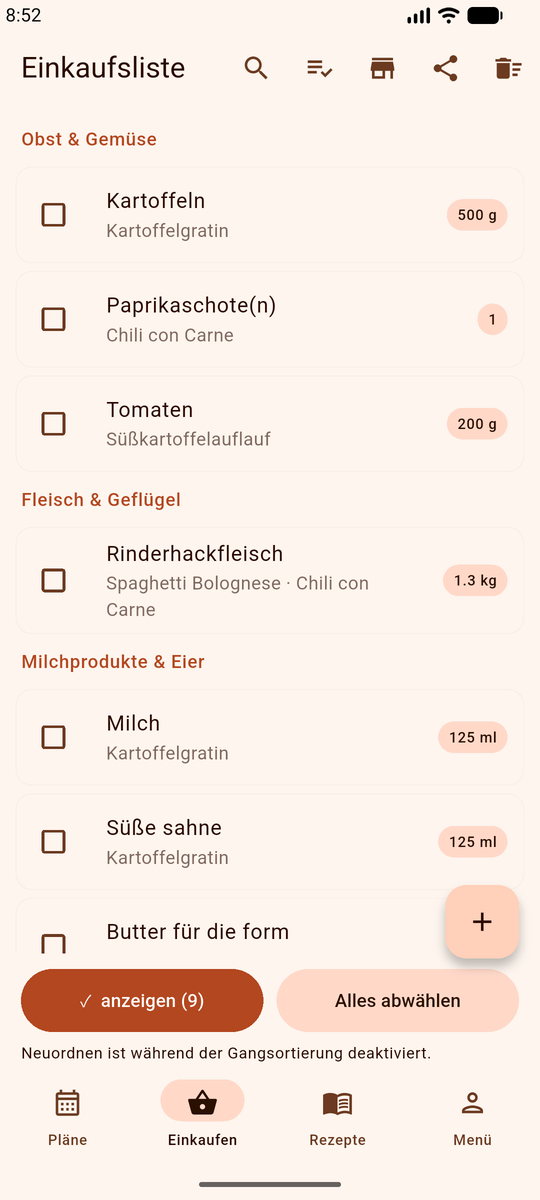 Eine nach Gängen sortierte Einkaufsliste in DinnerFlow, jede Zutat mit dem Rezept beschriftet, aus dem sie stammt, das Hackfleisch aus zwei Rezepten zu 1,3 kg zusammengefasst