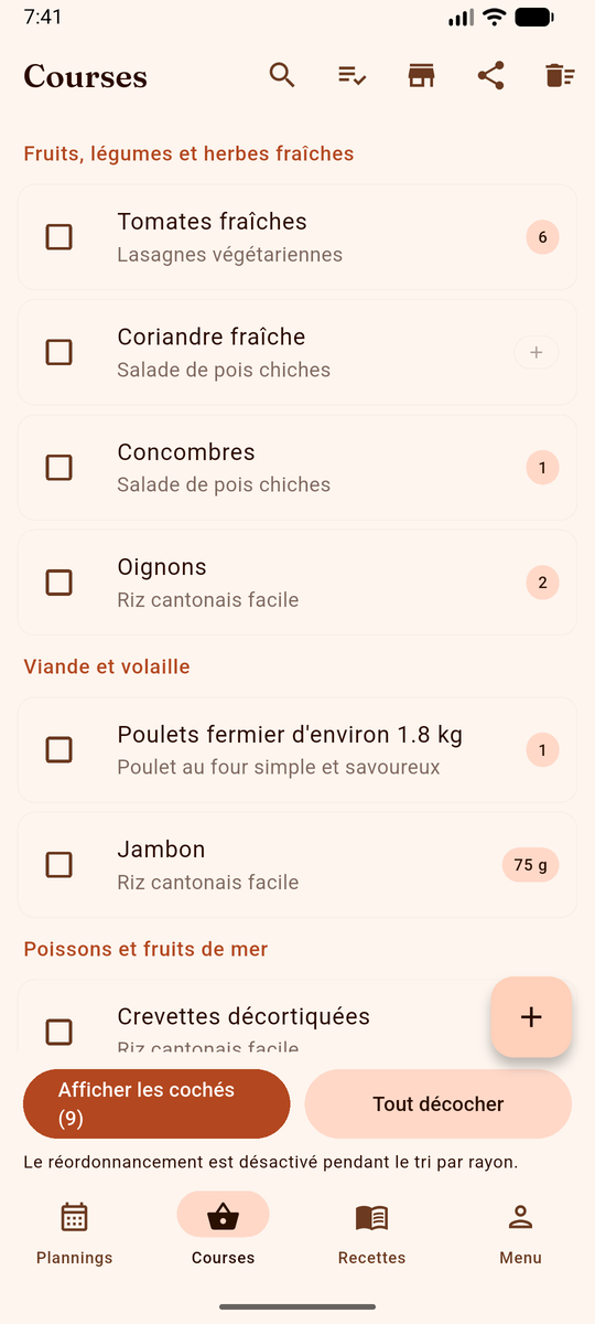 Liste de courses DinnerFlow triée par rayon, chaque article portant le nom de la recette dont il vient